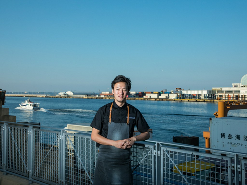 薪による繊細な火入れ、りんごと蕪の相性を感じる『鱒 Truite』