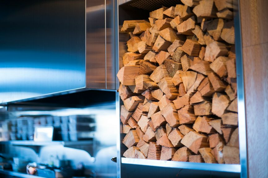 店内にも高く積み上げられた薪は、吉武氏には欠かせないツール