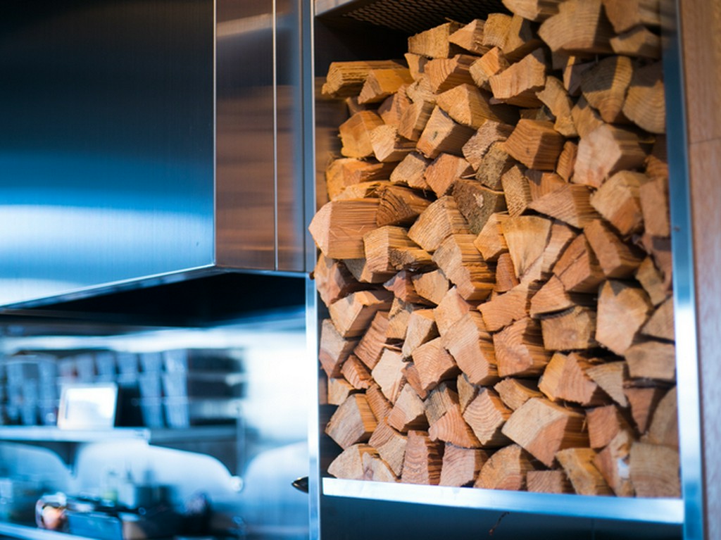 店内にも高く積み上げられた薪は、吉武氏には欠かせないツール