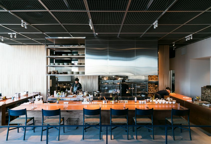 埠頭にあるレストランらしく、天井が高い開放的な空間