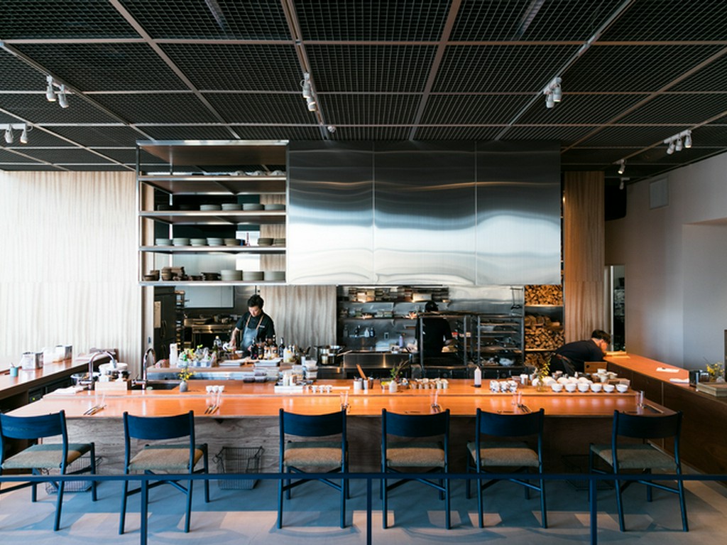 埠頭にあるレストランらしく、天井が高い開放的な空間