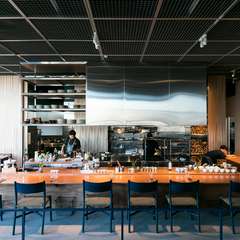 埠頭にあるレストランらしく、天井が高い開放的な空間