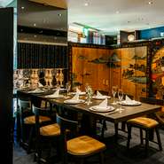 ロイヤルブルーを基調とした上質で華やかな店内は、インテリアデザイナー・森田氏によるもの。竹林をイメージした瀬戸焼の装飾や、木のフレームの椅子を使用するなど、モダンかつオリエンタルな雰囲気が漂います。