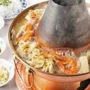 厳寒の地・中国東北部の真冬の保存食として食べられてきた『酸菜火鍋』を、日本人も食べやすく仕上げました。清朝貴族の血を引くオーナー一族、馬（マー）家に伝わる家庭の味が楽しめます。