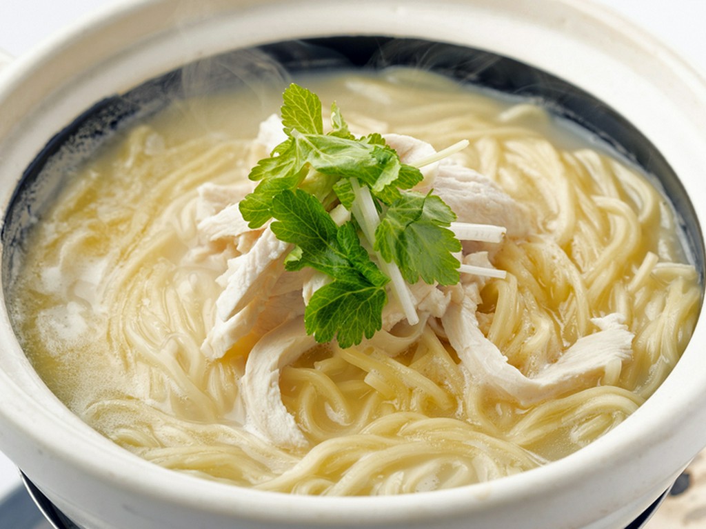 白湯鶏麺（鶏の土鍋鶏煮込みそば）