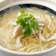 鶏ガラパイタンがベース。唇がぷるっとするほどコラーゲンたっぷりで、女性にも大人気です。