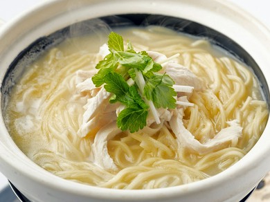 白湯鶏麺（鶏の土鍋鶏煮込みそば）