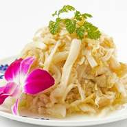 『酸菜火鍋』の要となる白菜は、重みがありぎゅっと詰まっていて綺麗なものにこだわり入荷しています。旬を迎える12月に甕に漬け、1月から提供しはじめますが、漬ける期間によって味の深みも異なります。