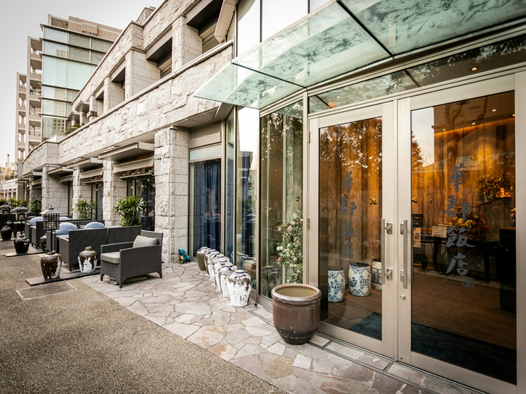 中国料理店では珍しい、ソファ席やテラス席もあり