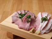 トロリ、しっとり。レアならではの食感がたまらない『かね子の肉刺し盛り』