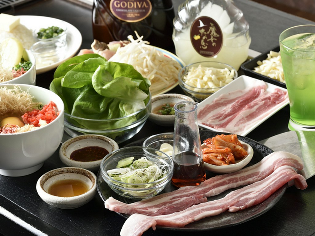 気心の知れた友人と鉄板を囲み“ガールズトーク”に花を咲かせる