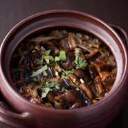 食材へのこだわりは、産地に執着しすぎず、鮮度や食材そのものを厳選し入荷すること。店主自慢の『穴子の炊き込み』には、天然活きアナゴを使用していて、そのふっくらとした美味しさに魅了される人続出です。
