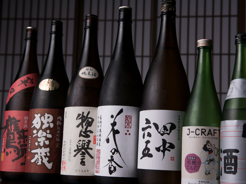 厳選された全国各地の日本酒や焼酎をはじめ、上質なワインも