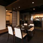 テーブル毎の間隔も、とてもゆったりとした贅沢なつくりになっています。落ち着いた雰囲気の中でいただく美味しい料理とお酒で、二人の充実した時間を過ごしてみてはいかがでしょう。
