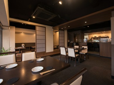 ブラウンを基調としたテーブル毎の間隔が広い店内