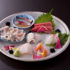 天然魚を贅沢に、七種以上も盛り合わせに。『刺盛り二人前』