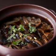 こだわりの出汁と、アルカリ水で炊く『アナゴの炊き込みご飯』は、炊けるまでの芳ばしい香りもご馳走！　寿司店を長く経営される、店主の実家直伝の調理法が、活きアナゴのふっくらとした美味しさを際立たせます。