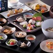 四季折々の食材をつかった、その日のおすすめ料理を、贅沢に味わえるコース。店主自慢の、人気の刺身や、季節の炊き込みも味わえます。河豚の調理師免許も持った店主だからこその逸品も味わえるかも。