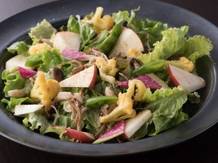 旬の野菜をたっぷりと使った、彩り豊かな『季節のサラダ』