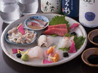 魚は天然魚のみを入荷。新鮮な食材を信頼の鮮魚店から