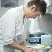 「お客様にとってのトータルでの満足感を、どこまで高めることができるか。それがすべてだと思っています」と店主。お客様の満足された笑顔を見ることが、何よりの喜びだそう。
