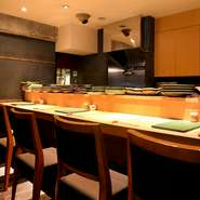 清潔感のあるこじんまりとした店内。中島氏の穏やかな人柄も相まって、どこかアットホームな雰囲気が漂います。優しく迎え入れてくれるため、おひとり様でも、ふらっと立ち寄りたくなる一軒です。