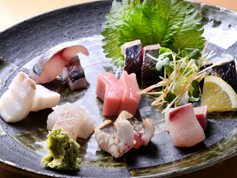 春夏秋冬の魚介を心行くまで堪能する『刺身の盛り合わせ』2人前〜