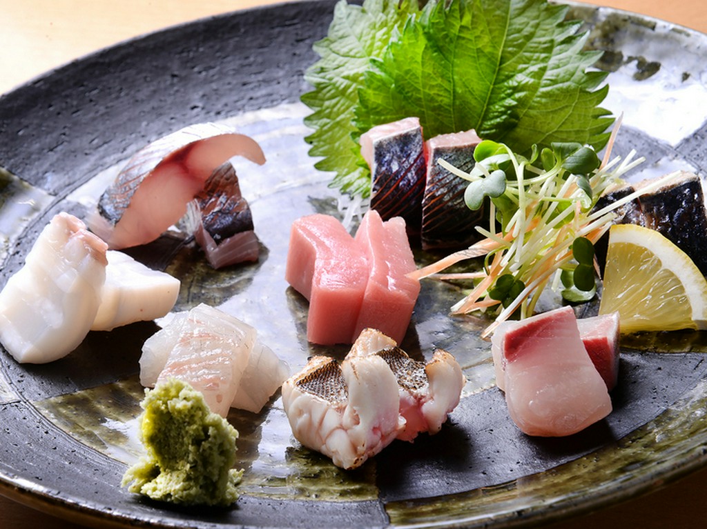 春夏秋冬の魚介を心行くまで堪能する『刺身の盛り合わせ』2人前～