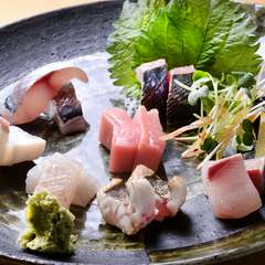 春夏秋冬の魚介を心行くまで堪能する『刺身の盛り合わせ』2人前～