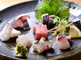 春夏秋冬の魚介を心行くまで堪能する『刺身の盛り合わせ』2人前～