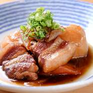 「豚の角煮」をイメージしてつくられた逸品。分厚くカットした国産の豚肉と野菜がゴロゴロはいっていて、ボリュームもたっぷりです。噛みしめる度にあふれる肉汁と甘めの煮汁に、思わず笑みがこぼれそうです。