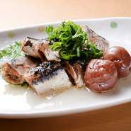 旬の魚介をオイル煮でいただく一品。「イワシ」や「さんま」をメインに、季節の味覚を楽しめます。まずは魚だけを楽しみ、そのあとに一緒に煮込んだ梅干しをつけて食べるのがおすすめです。※写真はイワシです