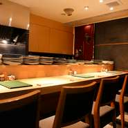 中島氏の穏やかで気さくな人柄に惚れるゲストも多数。カウンターに腰かけて、会話を楽しむのも乙なものです。友人との食事や接待にはもちろん、おひとり様でもふらっと立ち寄りたくなるような一軒です。