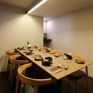 部屋の中からキッチンの様子を窺うことができる窓がある完全個室を用意。カウンター同様、ライブ感あふれる調理風景を眺めて楽しむこともできます。かゆいところに手が届くおもてなしは、接待にも最適です。