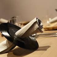 ビジネスでの接待だけでなく、家族での会食や女子会にも最適な完全個室。4名以上で利用できる気軽さも魅力です。プライベート感があり、両家顔合わせの席にもおすすめ。独創的な料理が会話を弾ませてくれそうです。