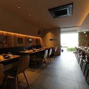 四季折々の食材を少量多品で味わう、カジュアルな『HORS D'OEUVRE』。ペアリングを楽しむ“おひとりさま時間”を存分に満喫できます。隣席との間にゆとりがあるカウンター席で、一人呑みをするのも良さそうです。