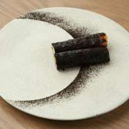 鴨から油をつくり、生姜と葱を合わせ真空状態でコンフィ。炭火焼きで仕上げれば、トロッとした深谷葱の甘みと香ばしさの中に、生姜の香りが立ち込めます。アクセントの“葱炭パウダー”をつけていただきます。