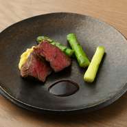 埼玉県産A5ランクの「武州和牛」の旨味と柔らかさ際立つ一品。焦がしバターで焼き色を付け、太白胡麻油とバターを合わせた油で、アロゼと休憩を何往復か。中までしっとり柔らかく丁寧に美味しさを引き出しています。