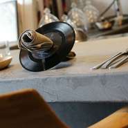 ナプキンリングにレコードをあしらった個性的な演出に思わず笑顔。「楽しいひと時を提供したい」という想いを感じます。ルールに縛られぬ自由なおもてなしを受ければ、自身の感性も目覚めるような気さえしてきます。