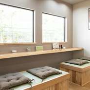 木がふんだんに取り入れられた温もり溢れる店内は、お気に入りの席が決まってる常連客も少なくなく、アットホームな寛げる空間。温かく、きさくな女将とのおしゃべりと手間暇かけた料理を堪能できます。