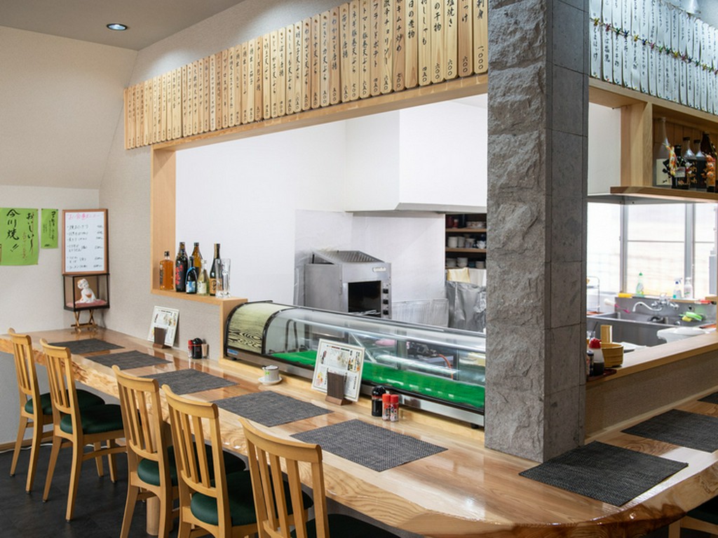 日常の疲れを忘れさせてくれる、杉の香りが漂う店内