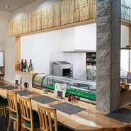 カウンターは杉の木の一枚板で、カウンター上の柱には白河石が使われいます。畳敷きのベンチシートも6席あり。メニューも杉板に書かれており、店内を漂う杉の香りに身も心も癒やされます。