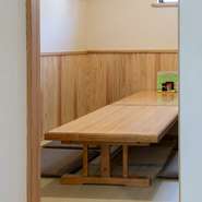 和やかな雰囲気の店内には、4名用と6名用の座敷個室があり、仕切りをはずすと12名までで利用できる座敷となります。落ち着いた雰囲気は、接待に最適。コース料理も要望に応じて用意してくれます。