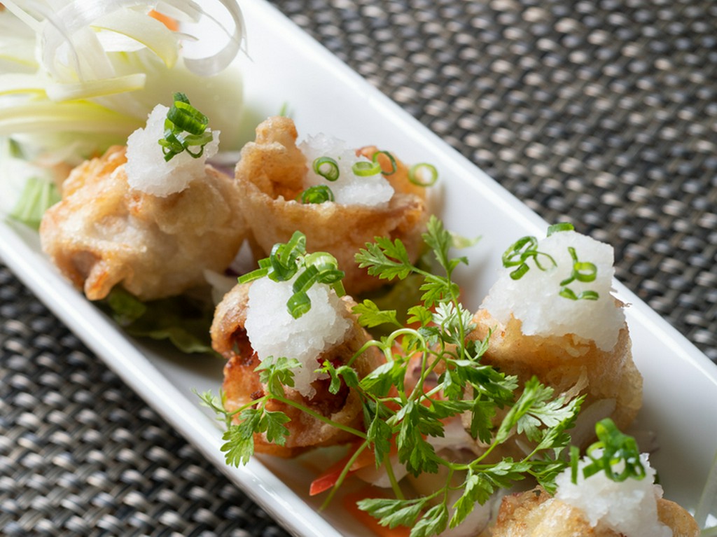 サクッと衣に素材の旨味が閉じ込められた『トマト豚巻天ぷら』