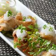 トマトを山形産「桜美豚」のロース肉で巻いて、衣をつけて揚げた創作天ぷら。トマトの酸味、桜美豚の上品な脂の甘みが醸し出す絶妙なハーモニーを楽しめる逸品です。