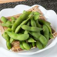 オーナー店主夫妻の出身地、山形の特産物である『だだちゃ豆』。豊かな香りと芳醇な甘みが特徴です。地元の農協から直送で届くから鮮度抜群。お酒も進む人気メニューです。