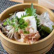 滑らかな舌触りと、豆の濃い味わいが箸休めにもぴったりの自家製豆腐。数種類の薬味でお楽しみください。