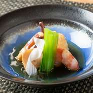 新鮮な旬魚を煮付けた季節感溢れる一皿。写真は卵とイカゲソ、小松菜、ウドの素材を生かした味付けで炊かれた煮ものです。季節、仕入れ状況で料理の内容が異なるのも楽しみの一つ。