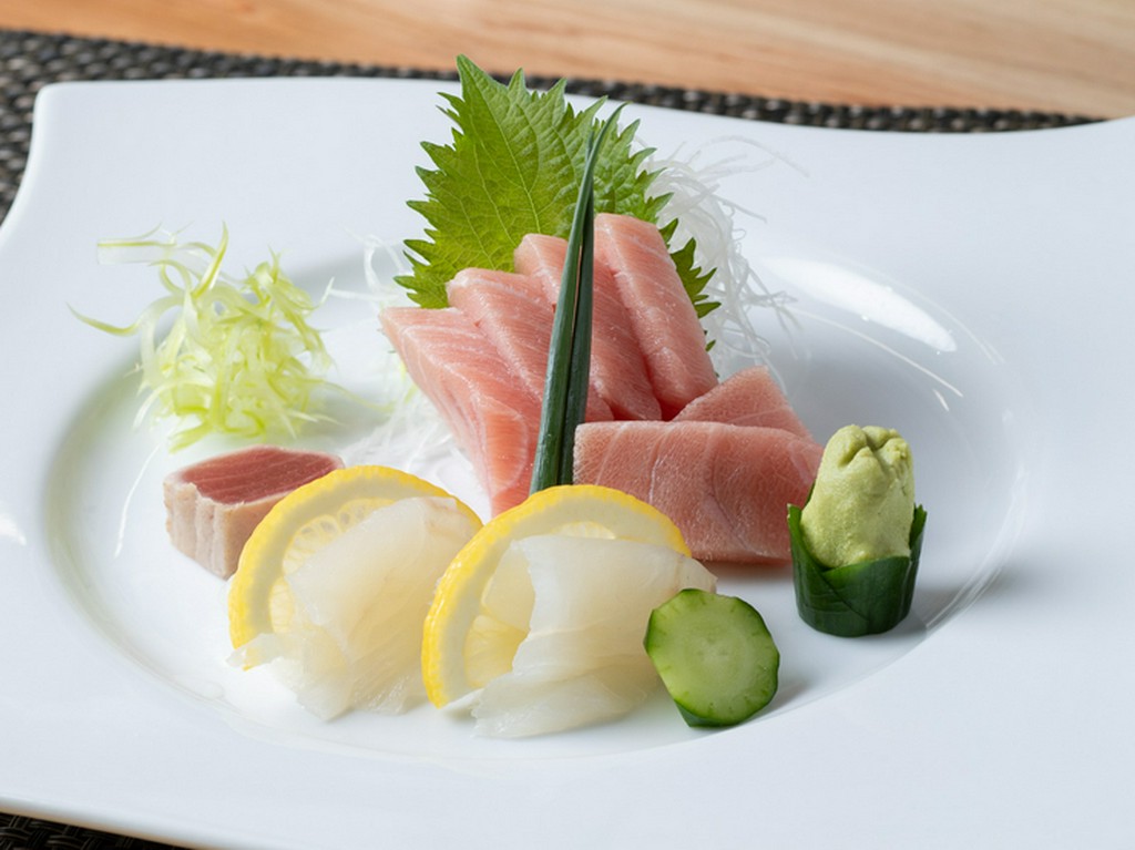 マグロやヒラメなど、市場で厳選して仕入れられる鮮魚