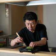 「目配り、気配りを忘れず、お客様が気持ちよくいられるような雰囲気つくりを心掛けています」という店主の千代氏。長年の経験を活かした職人技を駆使した珠玉の料理でもてなしてくれます。